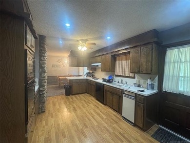 Keystone Lake living in gated Gull Bay. 2 Owner Well Cared For - photo 11