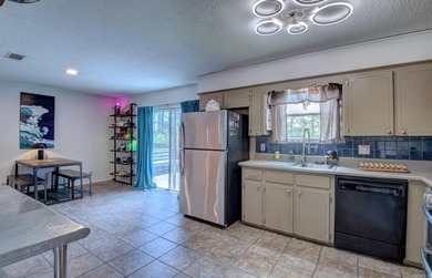 Welcome to this charming, artsy and eclectic decorated home - photo 19