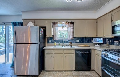 Welcome to this charming, artsy and eclectic decorated home - photo 21