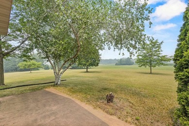 The drive in says it all! A long, tree-lined driveway leads to - photo 32