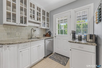 Amazing opportunity, move-in ready 2-bedroom, 2-bath townhouse - photo 7