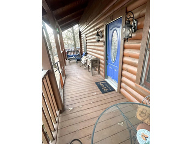 A true Abe Lincoln log home featuring 2 bedrooms, one up, one - photo 23