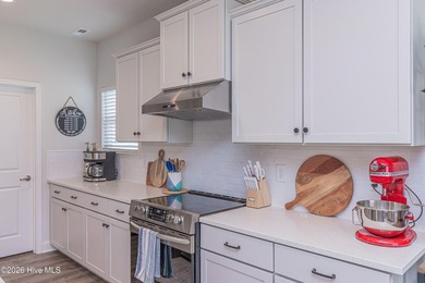 Beautifully maintained and better than new, this stunning - photo 8