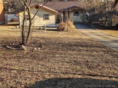 This lakefront homes has many pluses: one level living, attached - photo 10