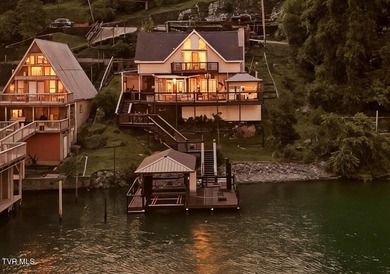 First time on the market, this cozy waterfront cabin graces the - photo 2