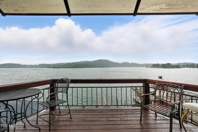 First time on the market, this cozy waterfront cabin graces the - photo 4