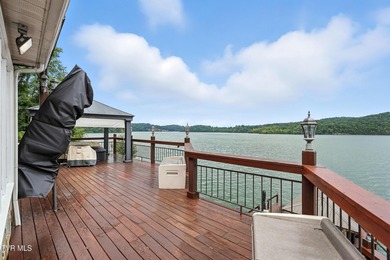 First time on the market, this cozy waterfront cabin graces the - photo 5