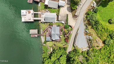 First time on the market, this cozy waterfront cabin graces the - photo 6