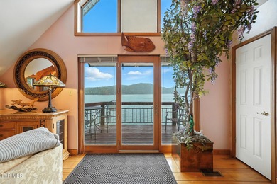 First time on the market, this cozy waterfront cabin graces the - photo 9