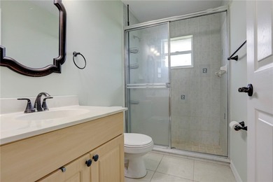 Beautiful and spacious 3 bedroom, 2 bath split plan concrete - photo 32