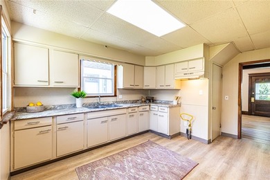 Another Rockin' Rochester offering! This spacious home boasts - photo 18