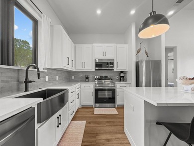 Turn-key modern lake retreat with stunning lake views! This - photo 8
