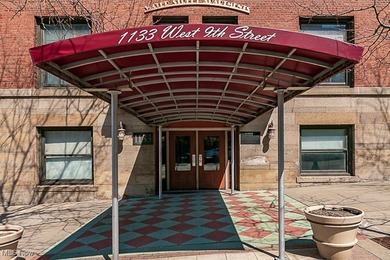 Welcome to downtown living at its best in this stylish 1-bedroom - photo 2