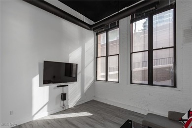 Welcome to downtown living at its best in this stylish 1-bedroom - photo 6