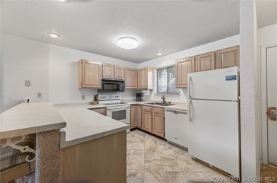 Prime Osage Beach Lakefront Opportunity! This furnished - photo 10