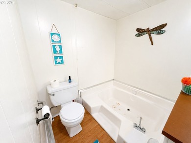 Coastal living at an unbeatable value! This charming 2-bedroom - photo 15
