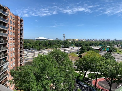 Stunning Renovated 2 Bedroom / Junior 4 Co-op with Lake Views - photo 17