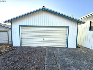 Coastal living at an unbeatable value! This charming 2-bedroom - photo 18