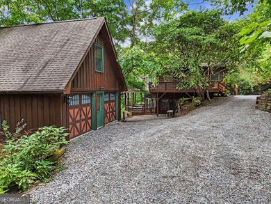 Discover this rustic luxury home, perfectly positioned to - photo 4