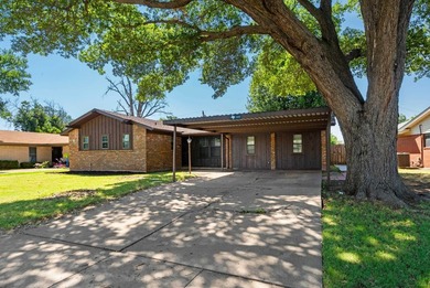 Fantastic 3 bedroom, 2 bath home offering over 1,800 square feet - photo 2