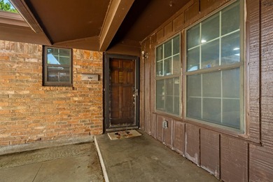 Fantastic 3 bedroom, 2 bath home offering over 1,800 square feet - photo 3