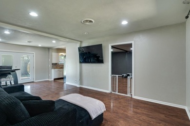 Fantastic 3 bedroom, 2 bath home offering over 1,800 square feet - photo 5