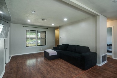 Fantastic 3 bedroom, 2 bath home offering over 1,800 square feet - photo 7