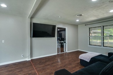 Fantastic 3 bedroom, 2 bath home offering over 1,800 square feet - photo 8