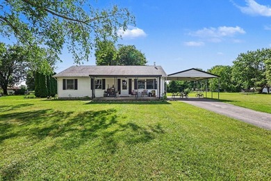 Welcome home to this cozy home in Lake Lorelei! Come enjoy all - photo 1