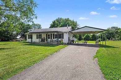 Welcome home to this cozy home in Lake Lorelei! Come enjoy all - photo 2