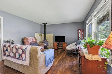 Welcome home to this cozy home in Lake Lorelei! Come enjoy all - photo 3