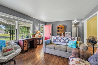 Welcome home to this cozy home in Lake Lorelei! Come enjoy all - photo 4