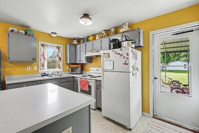 Welcome home to this cozy home in Lake Lorelei! Come enjoy all - photo 6