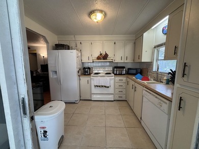 WELL MAINTAINED WITH 2 BEDROOMS, 2 BATHS AND A FLORIDA ROOM WITH - photo 14