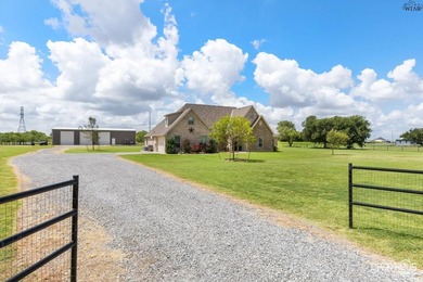 Remarkable 2018-built home on 2.5 fully fenced acres in - photo 1