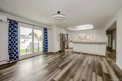 Welcome to this beautifully renovated 4 bedroom, 4.5 bathroom - photo 11