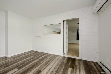 Welcome to this beautifully renovated 4 bedroom, 4.5 bathroom - photo 13