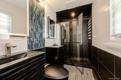 Welcome to this beautifully renovated 4 bedroom, 4.5 bathroom - photo 17