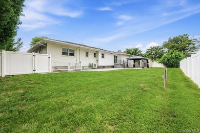 Welcome to this beautifully renovated 4 bedroom, 4.5 bathroom - photo 18