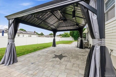 Welcome to this beautifully renovated 4 bedroom, 4.5 bathroom - photo 19