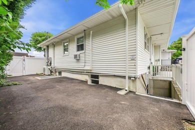 Welcome to this beautifully renovated 4 bedroom, 4.5 bathroom - photo 21