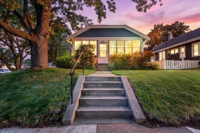 Classic 1.5 story charmer on a corner lot and just a short walk - photo 1