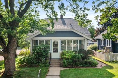 Classic 1.5 story charmer on a corner lot and just a short walk - photo 2