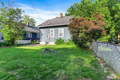 Classic 1.5 story charmer on a corner lot and just a short walk - photo 4