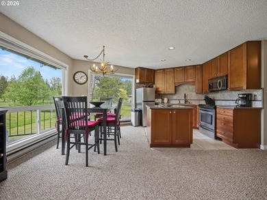 Experience resort style living in this upper-level 2 bedroom, 2 - photo 4