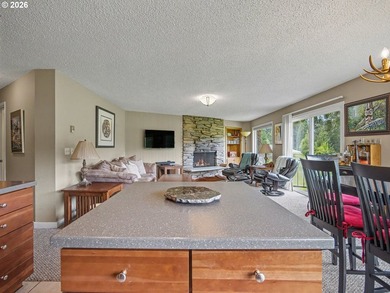 Experience resort style living in this upper-level 2 bedroom, 2 - photo 7