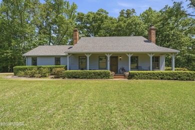 Welcome to this beautifully maintained 3-bedroom, 2.5-bath home - photo 2