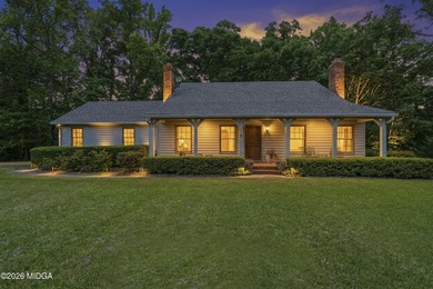 Welcome to this beautifully maintained 3-bedroom, 2.5-bath home - photo 3
