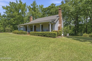 Welcome to this beautifully maintained 3-bedroom, 2.5-bath home - photo 4