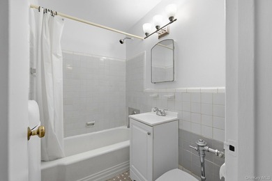 Bright Two Bedroom conveniently located in Spuyten Duyvil - photo 14